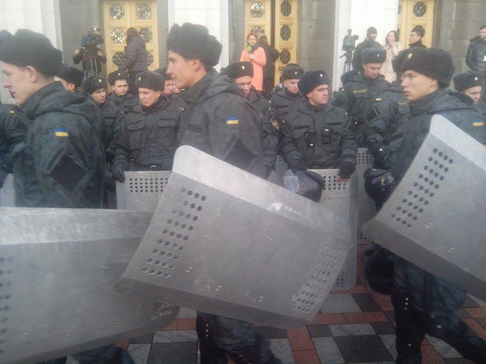 Подробности митинга у ВР Украины: На пикет пришли несколько тысяч человек, улица Грушевского перекрыта