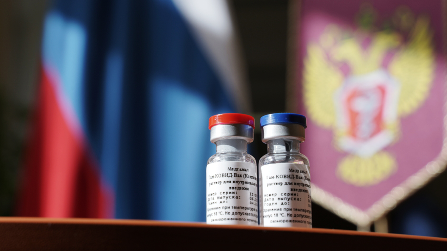 Почему россияне массово не применяют вакцину, которую "попробовали" дочь Путина и Медведчук