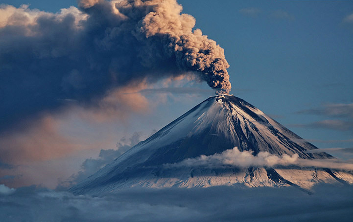 Из-за возможного извержения вулкана в Японии эвакуируют южное побережье