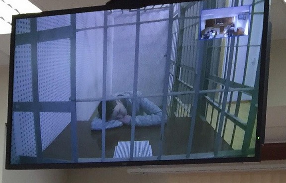На заседании суда обессиленная Савченко полулежит за столом - адвокат