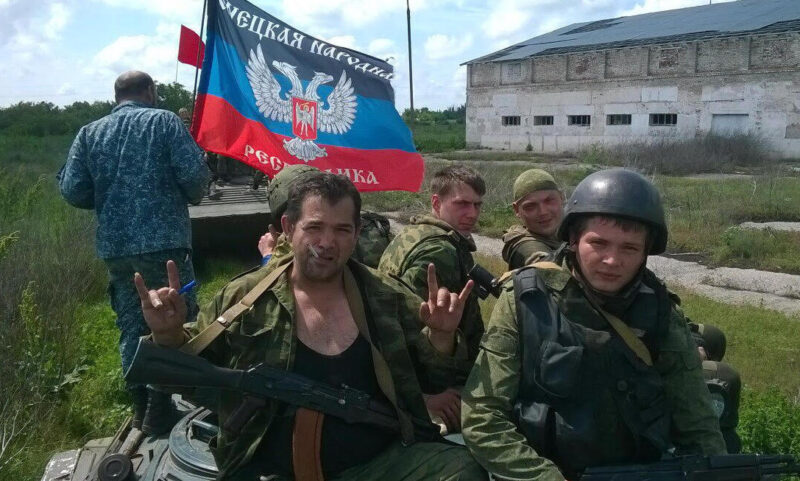 "Вам не страшно?" - российские оккупанты нагло угрожают Украине в Станице Луганской - видео