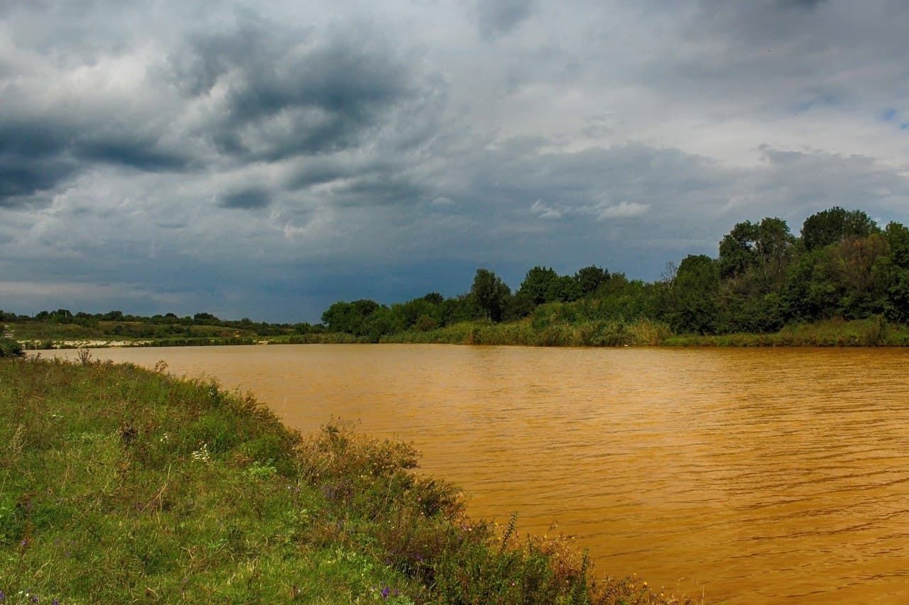 В Горловке резко пожелтели водоемы - прогнозы Киева об экологическом ЧП начали сбываться