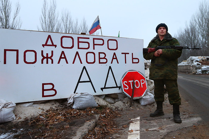 Соцсети: "Перед блокпостами "ДНР" удалите все из телефона, боевики всех смотрят, даже отпечатки пальцев берут"