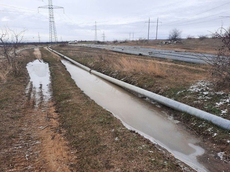 Российские военные провалили "спасение" Крыма от водной катастрофы: построенный водовод разбирают