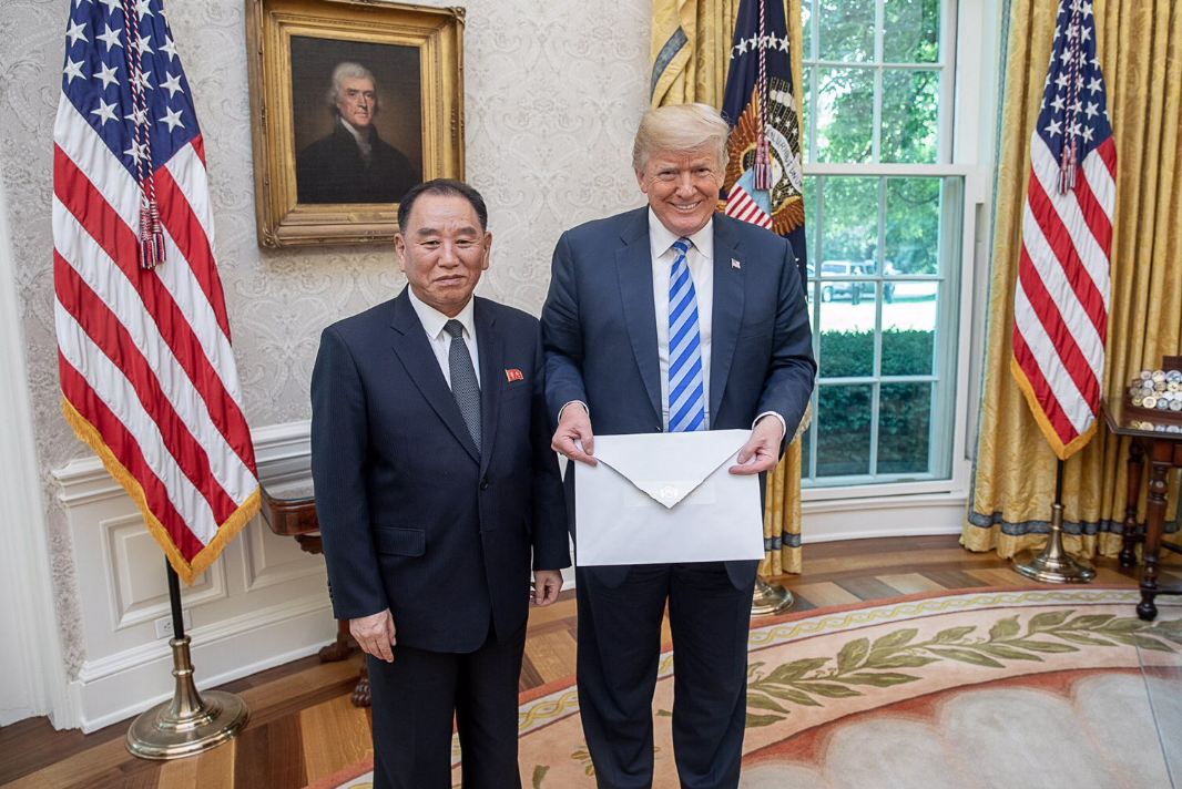 Соцсети озадачены огромным размером конверта, который передал посол КНДР Трампу от Ким Чен Ына