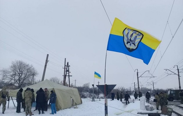 ​Блокада оккупированного Донбассе: ветераны АТО объявили войну клану Януковича и обустраивают вооруженные посты