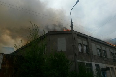 Пожар в Мариуполе: в центре города почернело небо