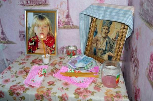 Кадры прощания в Донецкой области со зверски убитой 6-летней Алиной Васютиной: на похоронах дежурили кареты скорой, люди потоком несли игрушки и живые цветы
