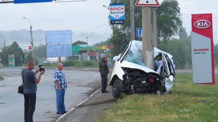 ДТП в Мариуполе: Hyundai врезался в столб на большой скорости