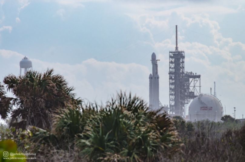 ​Самую мощную ракету в мире готовят к пуску: SpaceX доставила на космодром свою Falcon Heavy - кадры
