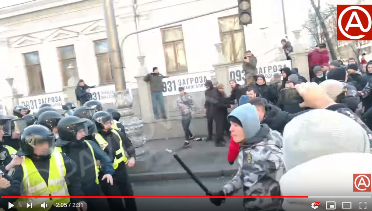 Как "Нацкорпус" избивал полицейских под Радой: видео потрясло Сеть жестокостью