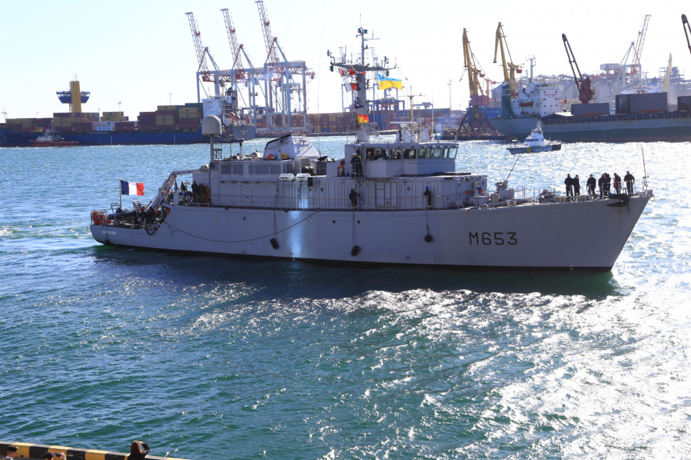Корабль НАТО под флагом Франции прибыл в порт Одессы - кадры