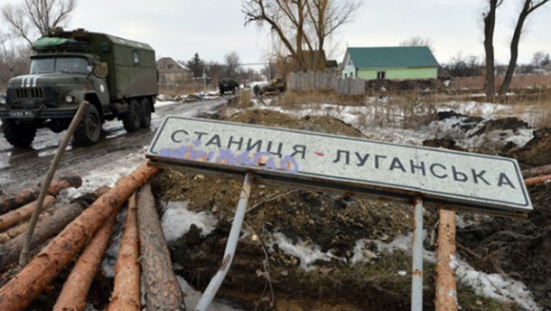 Нардеп Семенченко: "Вывод украинских войск из Станицы Луганской сегодня остановили не обстрелы (их просто не было), а 30-метровый украинский флаг"