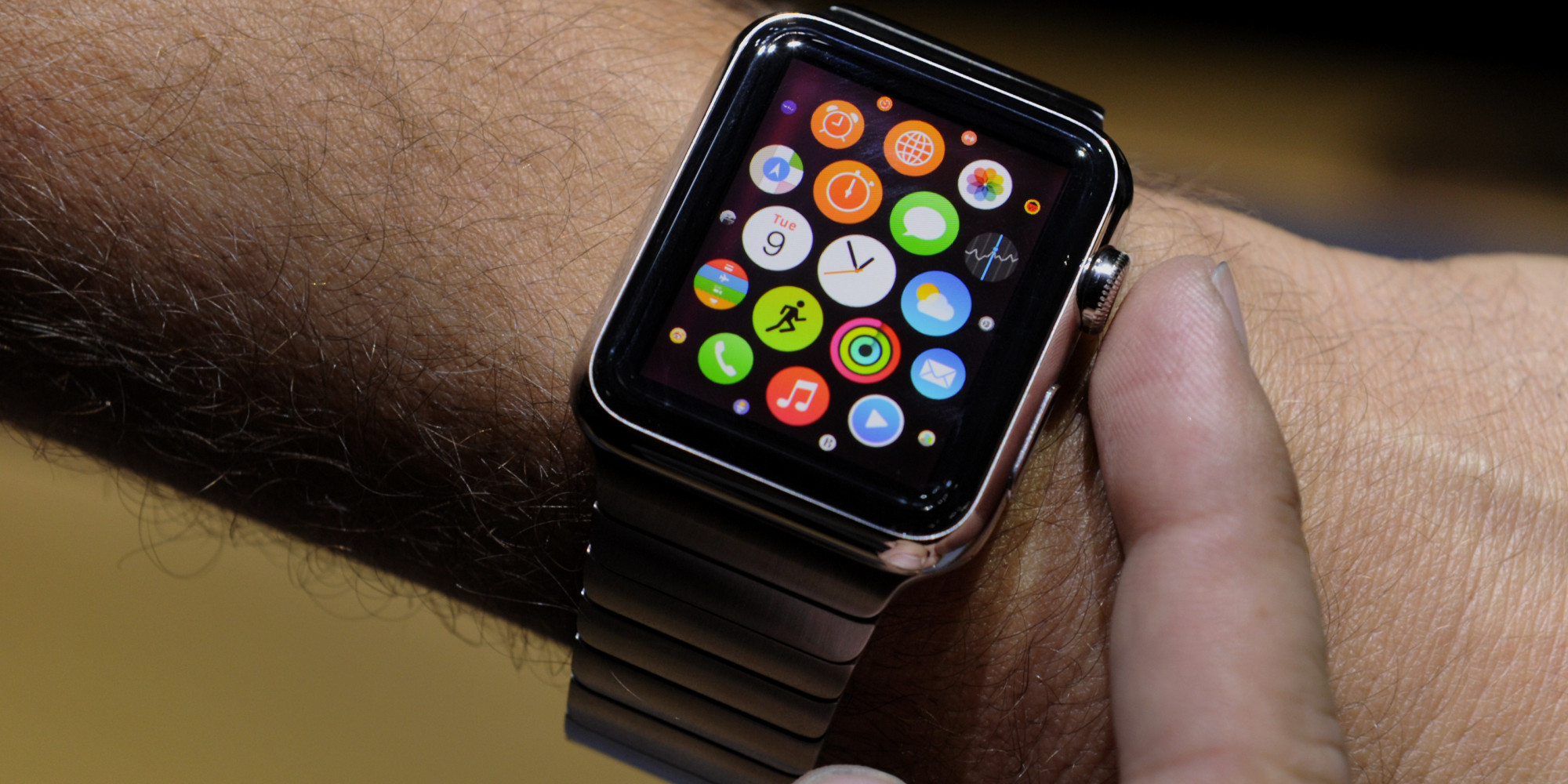 Apple Watch за сутки приобрели почти миллион человек