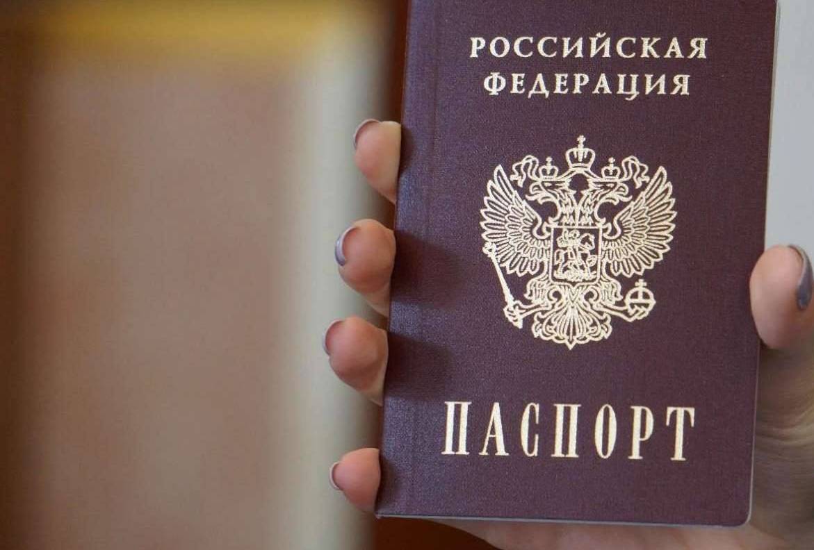 Никаких пенсионеров: в Сеть слили неприятную правду о выдаче паспортов РФ жителям Донбасса - фотофакт