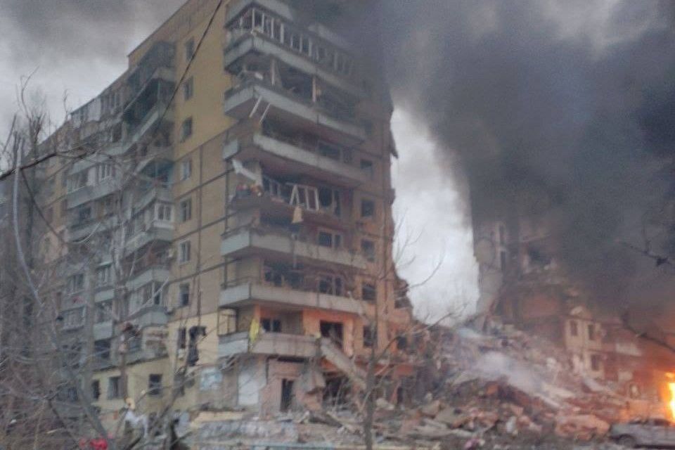 ​В Днепре прямое попадание ракеты Путина по 9-этажке: дом в руинах, под завалами люди
