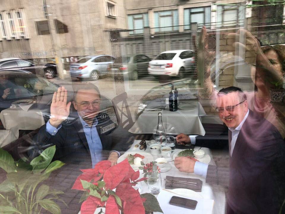 Садового и Гриценко "застукали" в ресторане: журналисты пытаются выяснить, о чем договариваются два кандидата - кадры