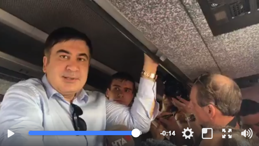 Уникальное видео уже в Сети: Саакашвили в автобусе с Юлией Тимошенко подъезжает к украинской границе. Политик обратился к украинцам - кадры