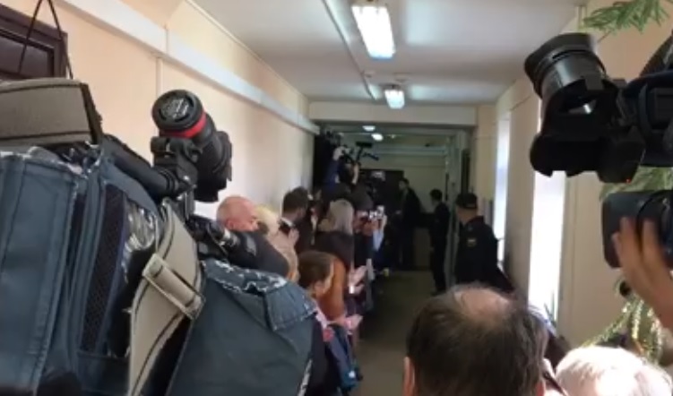 Украинских моряков встретили аплодисментами в Лефортовском суде: Сеть растрогана кадрами из Москвы  – видео