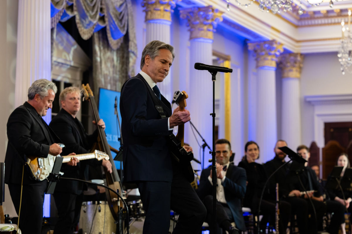Дипломатический блюз: видео госсекретаря США Блинкена с гитарой набирает миллионы просмотров
