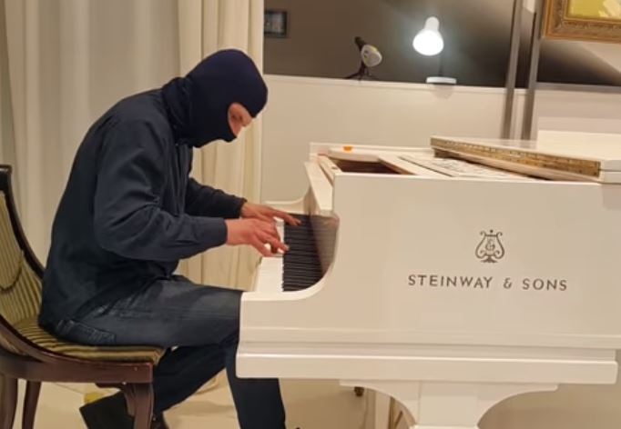 Боец ВСУ сразил виртуозной игрой на рояле: мощные кадры с Героем стали хитом Сети - видео
