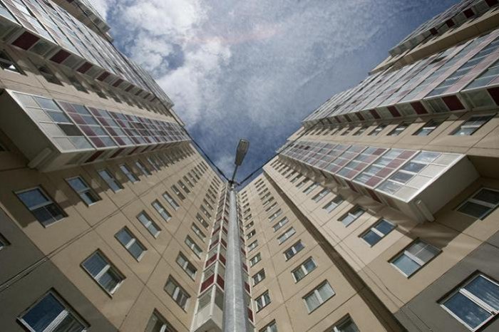 Пьяный москвич выпал с девятого этажа, а затем встал и пошел домой