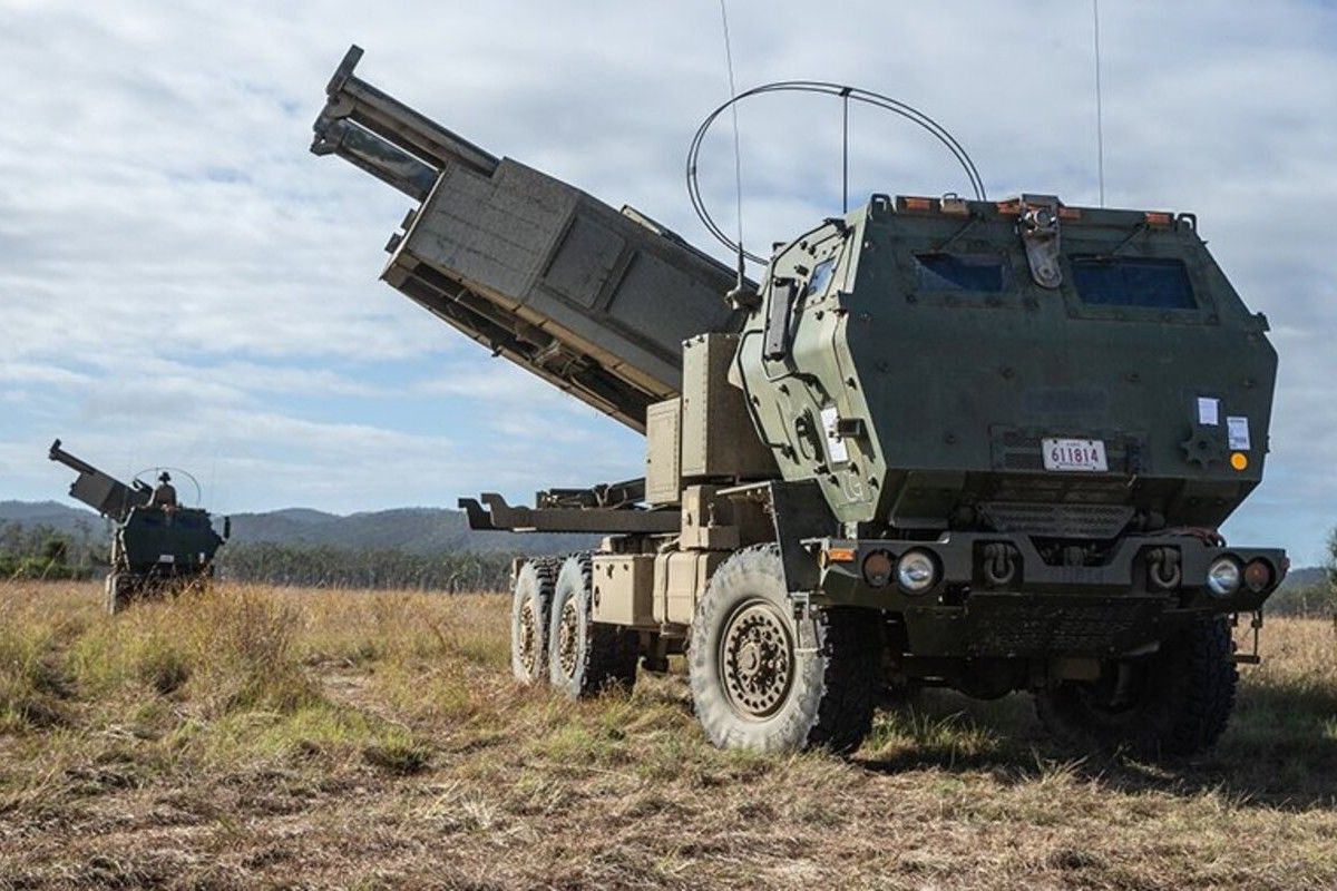 HIMARS працюють: у Перевальську за 60 км від фронту розбито базу ЗС РФ, на місці десятки швидких