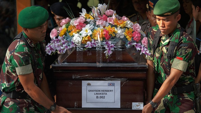 Судмедэксперты опознали тела 13 жертв крушения самолета Air Asia