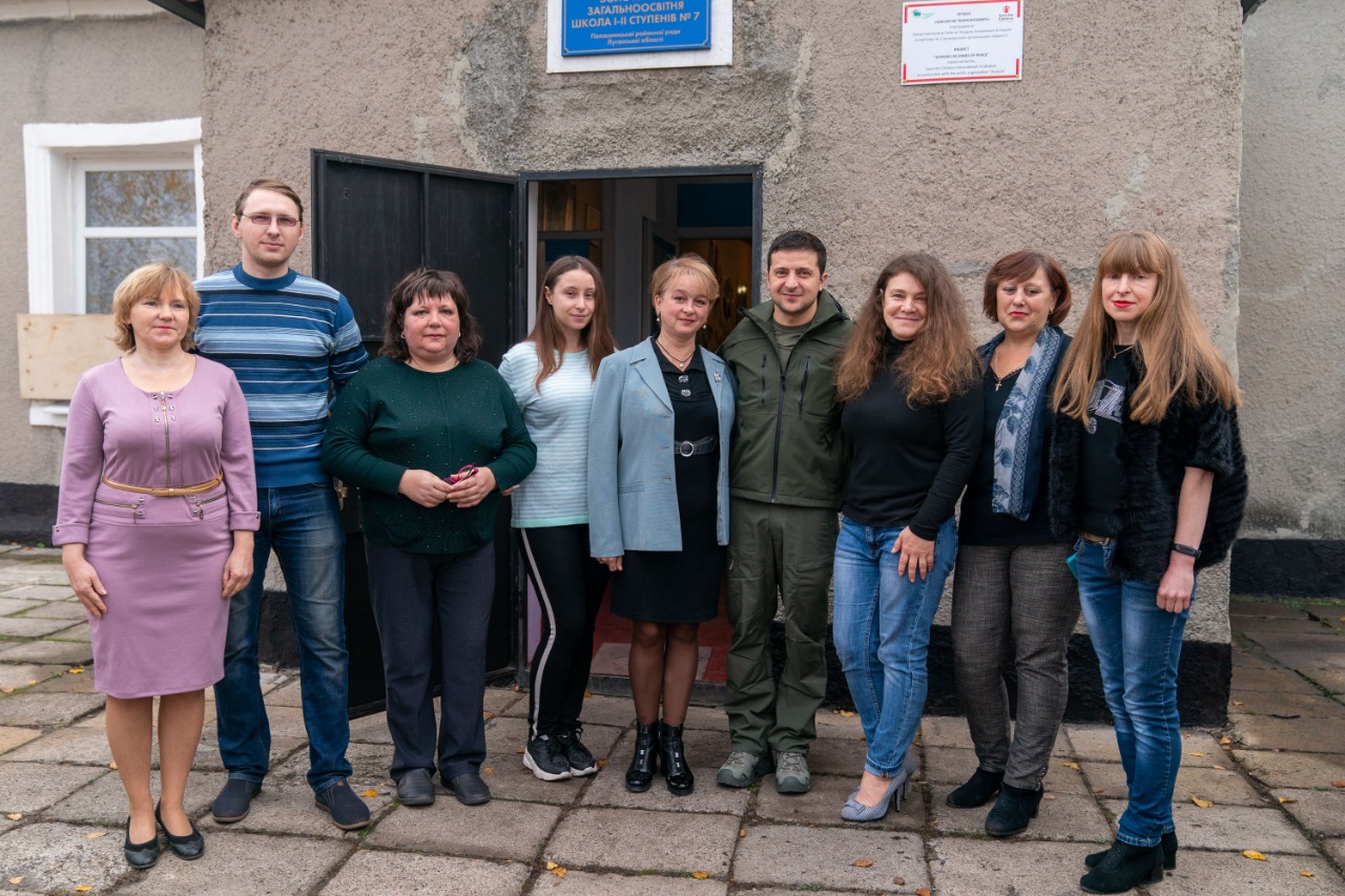 Обнаружен странный момент в поездке Зеленского в Золотое: школы там нет, а учителя агитировали за Россию