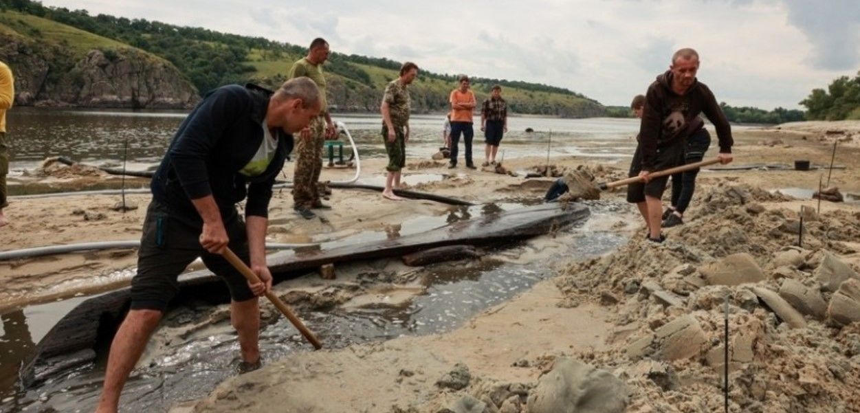 На Хортиці в обмілілій береговій зоні знайшли тисячолітній човен із дивними символами