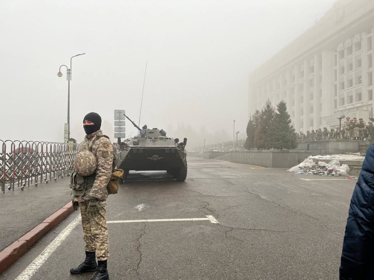 Митингующие взяли штурмом мэрию Алматы – кадры захвата