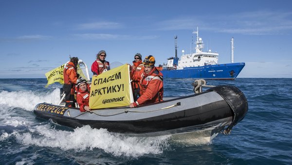 В порту Гамбурга активисты Greenpeace "атаковали" российский танкер