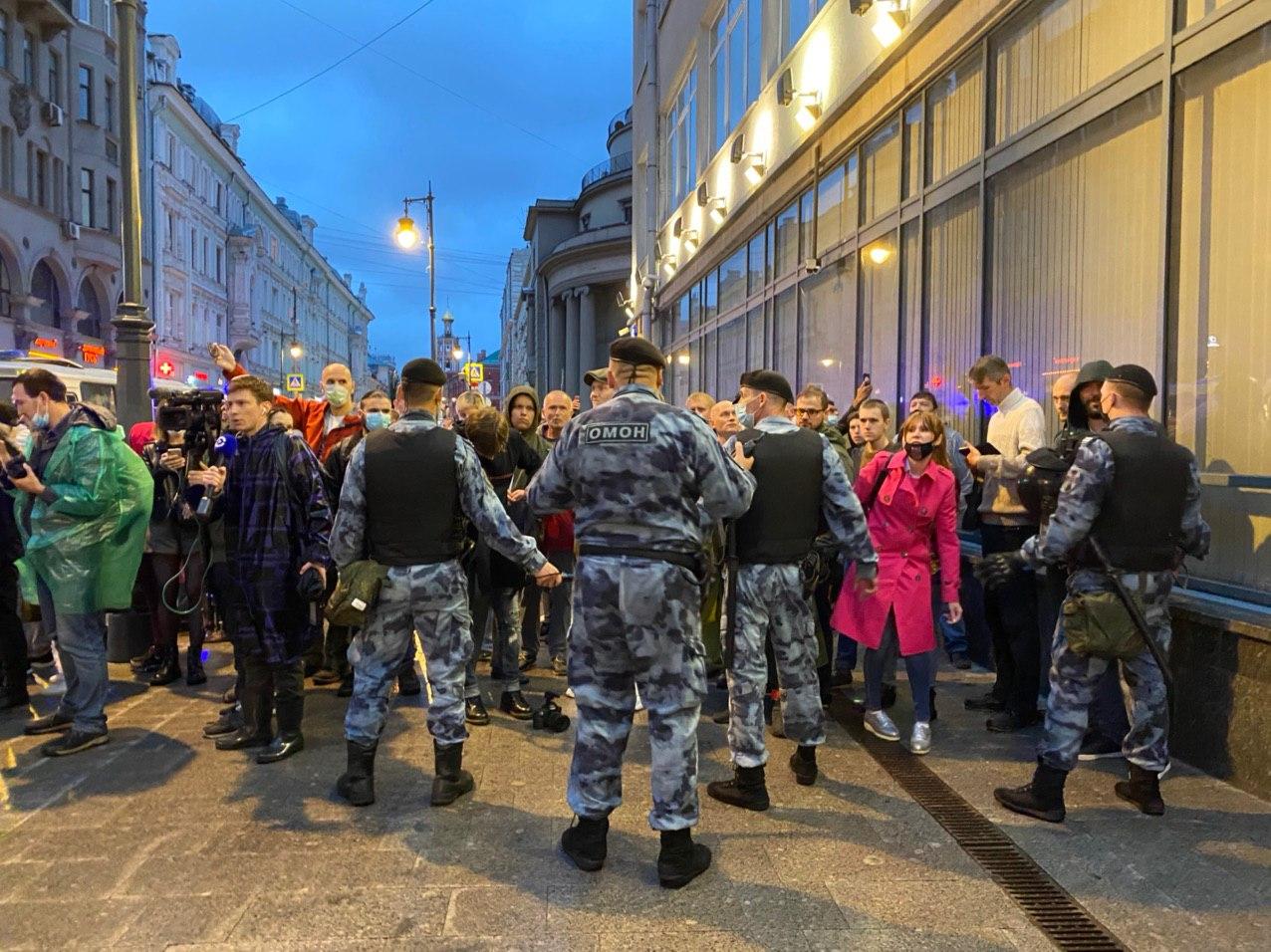 "Лови любого!" - в Москве задержаны больше 100 участников акции против "обнуления" Путина, есть травмированные