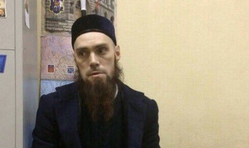 Бородатый "террорист", подозреваемый в закладывании взрывчатки в питерском метрополитене, "сдался" полиции