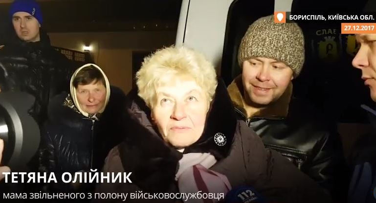 “Вы даже представить себе не можете, что значит для матери 3,5 года не видеть ребенка”, - мама воина АТО Олейника, освобожденного из плена “ДНР”, ждет сына в Борисполе. Кадры