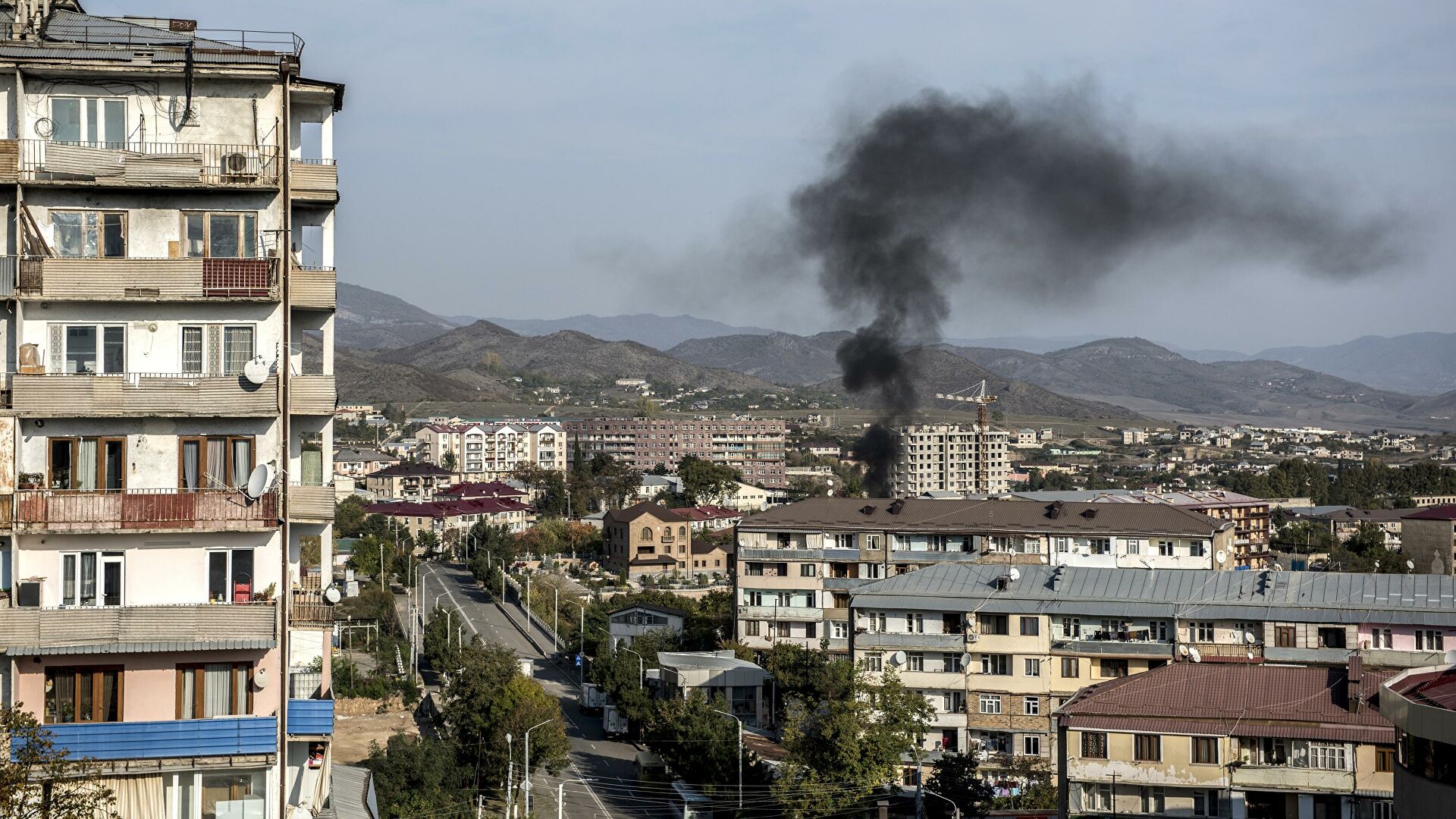 В столице Карабаха воет сирена: прилетают артиллерийские снаряды, много разрывов