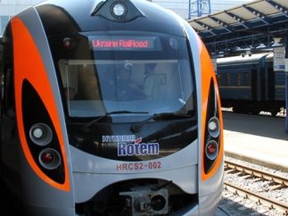 Электропоезд "Hyundai" слетел с рельсов на рейсе Харьков - Киев