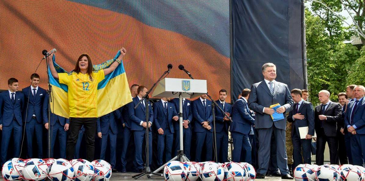 Порошенко призвал граждан готовиться к исполнению гимна Украины под желто-голубым флагом в освобожденном Донецке 