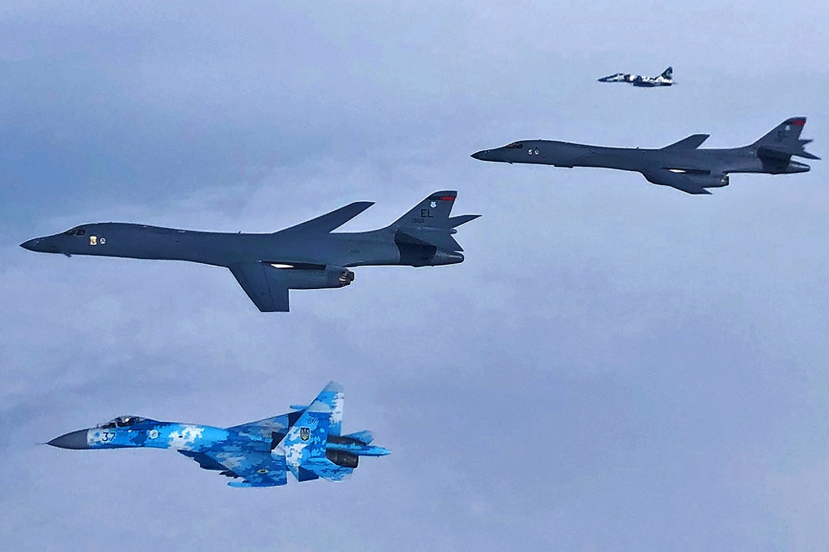 "МиГ-29" и "Су-27" ВСУ составили компанию бомбардировщиками США В-1 в дальнем рейде - видео миссии