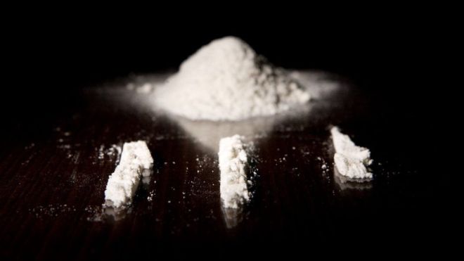 Они думали, что в ящике кокаин: молодые люди вскрыли чужую посылку и отравились, надышавшись белым порошком
