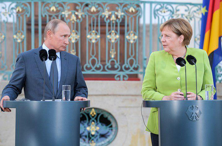 Путин в Берлине попытался шантажировать Меркель: эксперт поделился громкими подробностями