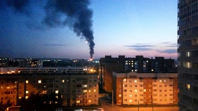 Огненная катастрофа под Екатеринбургом: пылает склад пиротехники (кадры)