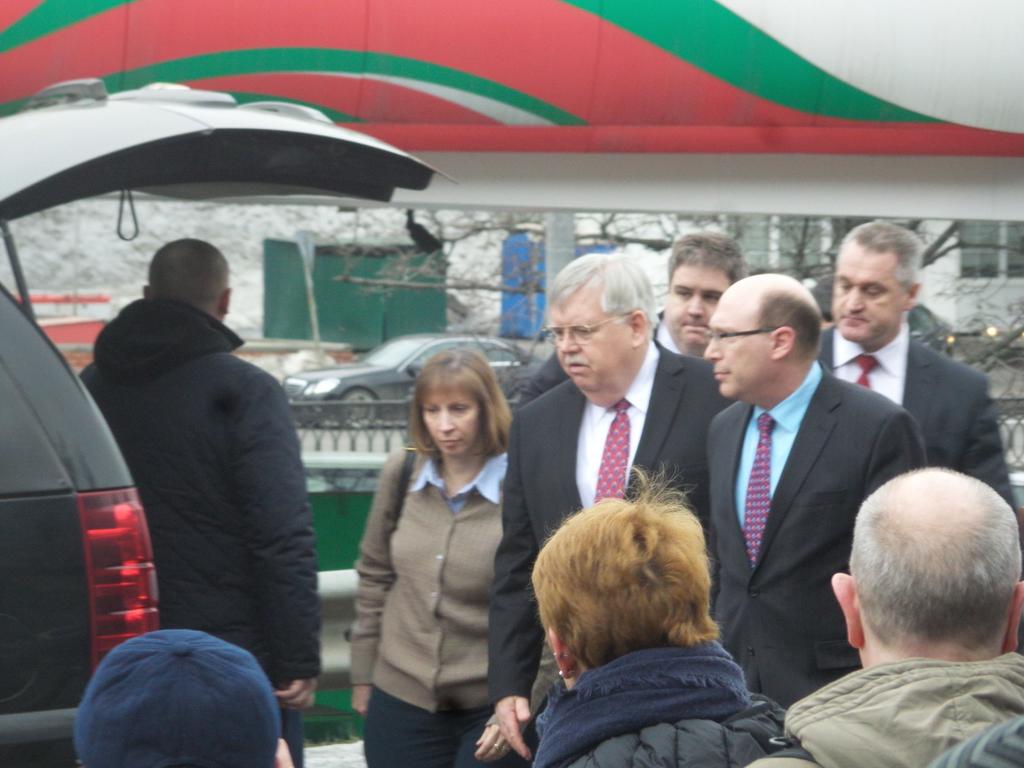 На панихиду по Борису Немцову приехал посол США Джон Тефт