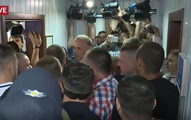 "Цирк" в суде над Януковичем: защитнику беглого президента Сердюку во время потасовки порвали документы 