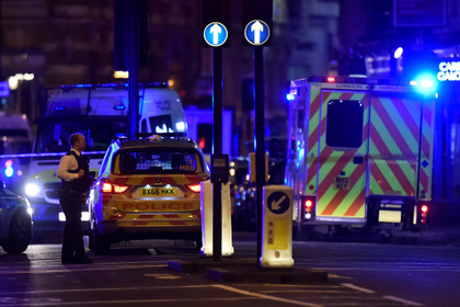 Кровавый теракт в Лондоне: мужчина с ножом напал на ресторан и ранил нескольких человек, на место событий экстренно прибыла полиция, - The Sun