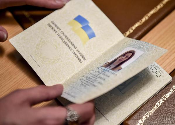 Порошенко упростит получение украинского гражданства "преследуемым на родине" россиянам