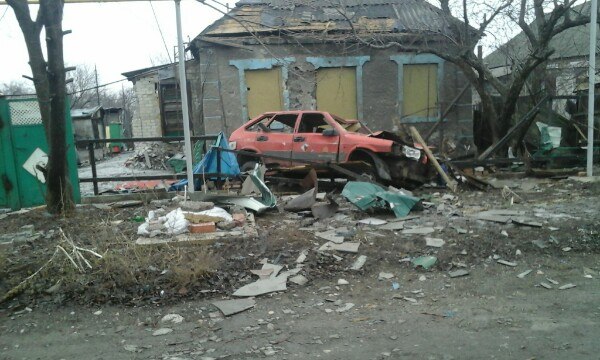 Обстрел Авдеевки: разбитые снарядами гаражи и уничтоженные машины, сорванная с домов кровля