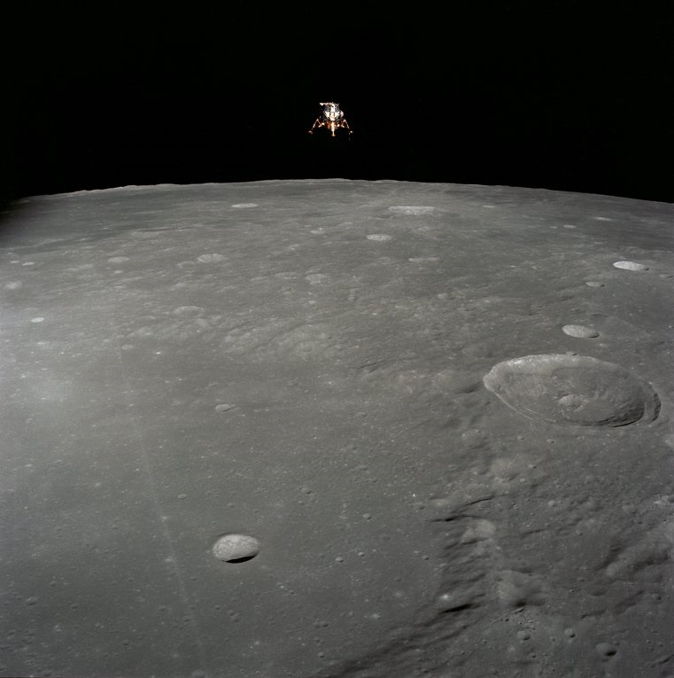 NASA обнародовало снимок посадки Apollo 12 на Луну