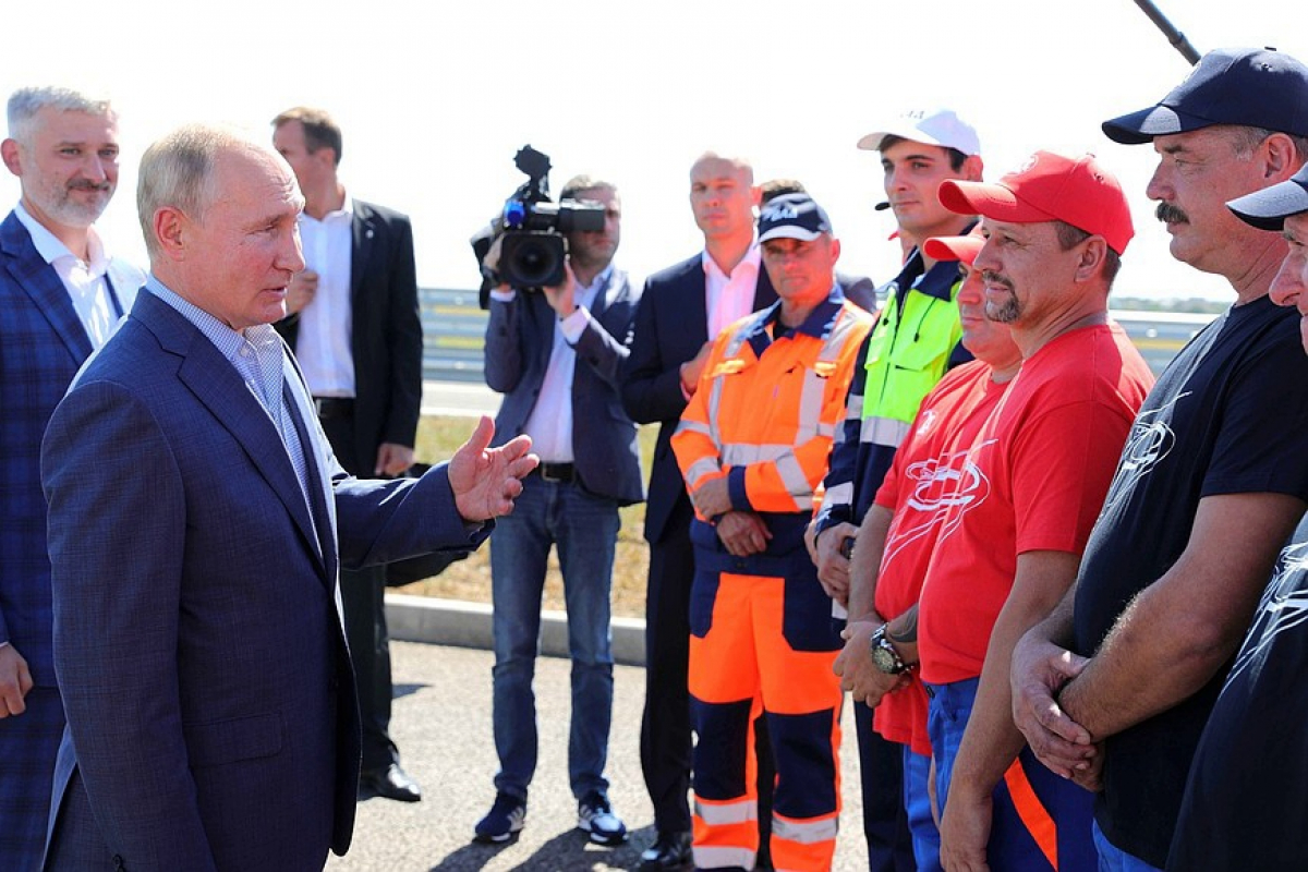 СМИ заговорили о "двойнике Путина" в Крыму из-за фото со строителями