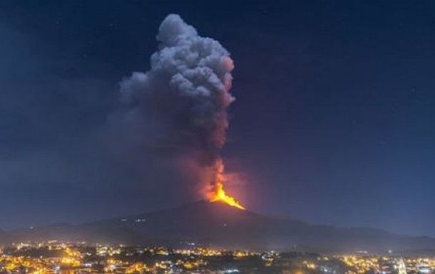 На Сицилии проснулся вулкан Этна: в Сети появилось видео разбушевавшейся стихии, сжигающей все на своем пути